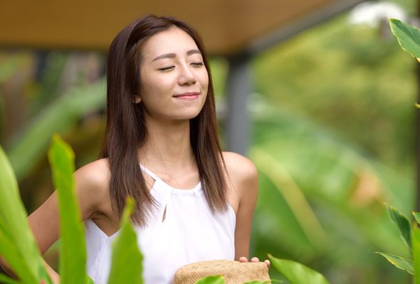 立っている女性